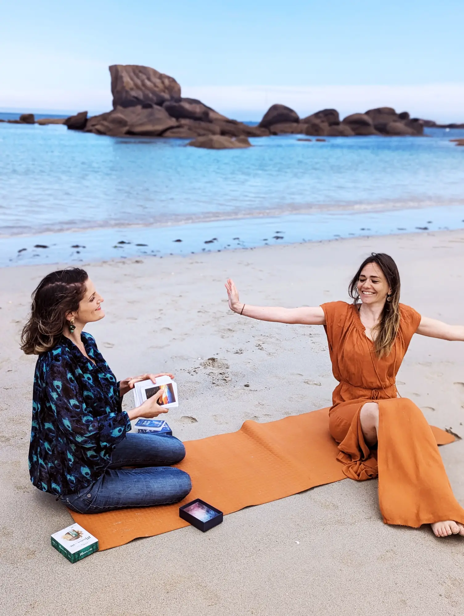 2 femmes se détendant sur la plage