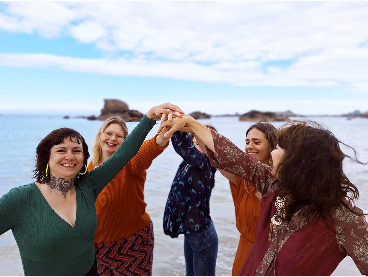 groupe de jeunes filles à la plage