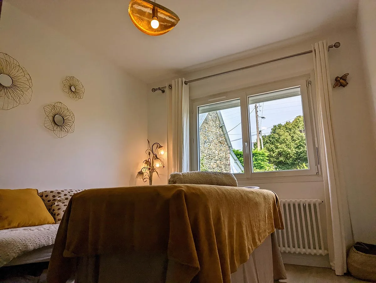 chambre avec table de massage